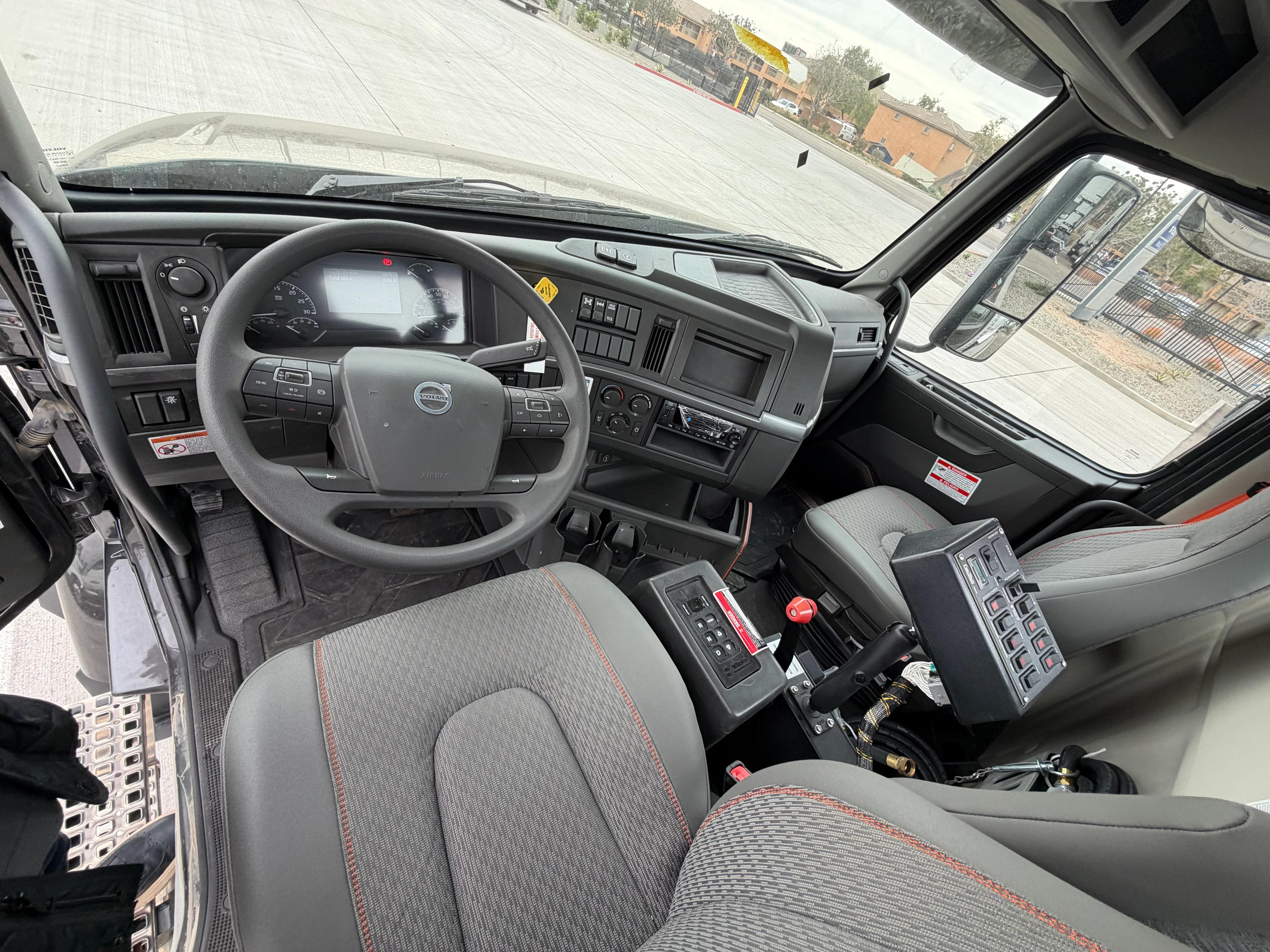 2025 Volvo VHD 300 in Tolleson, AZ — photo 8