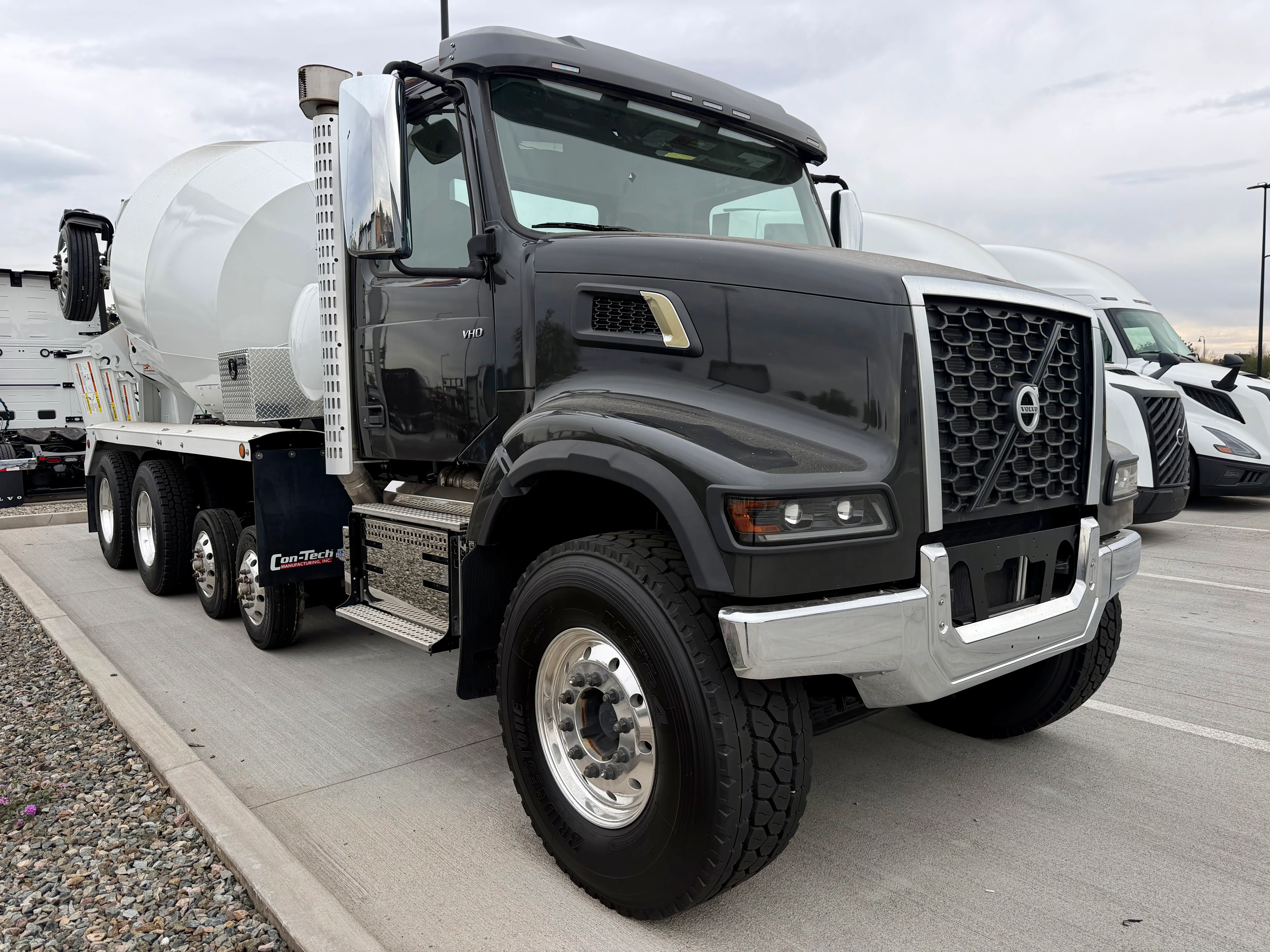 2025 Volvo VHD 300 in Phoenix, AZ — photo 2