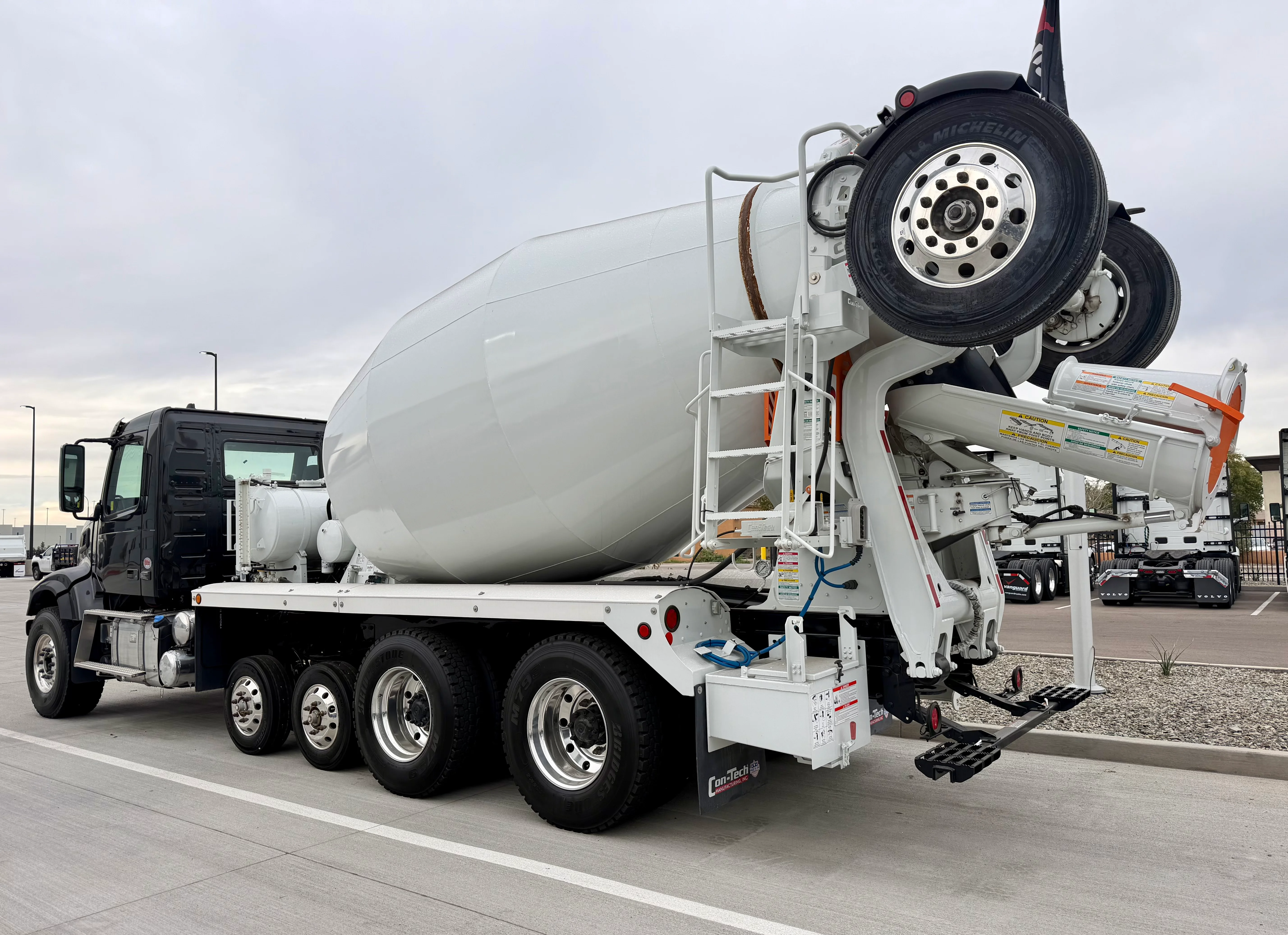 2025 Volvo VHD 300 in Tolleson, AZ — photo 5