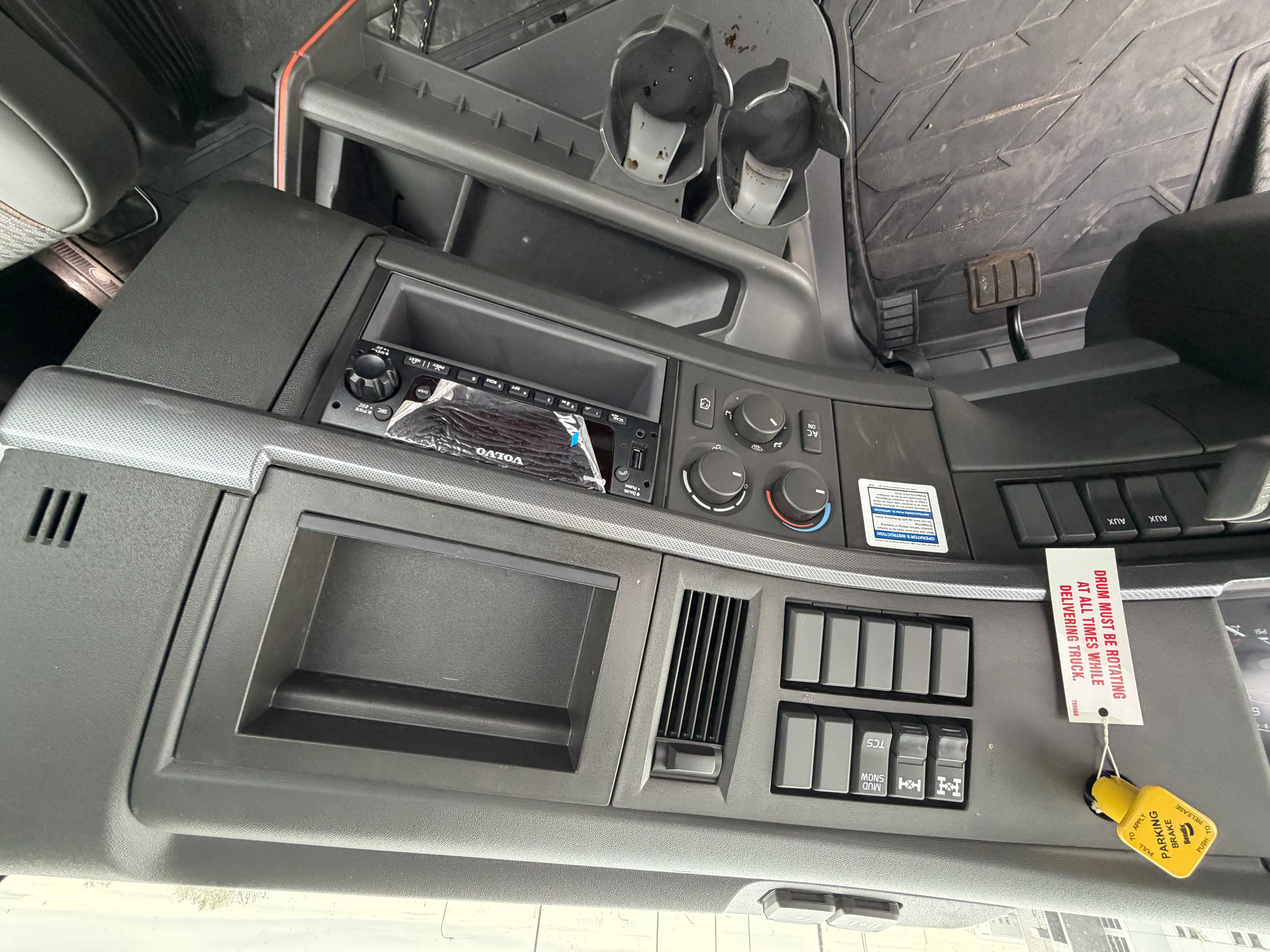 2025 Volvo VHD 300 in Tolleson, AZ — photo 11