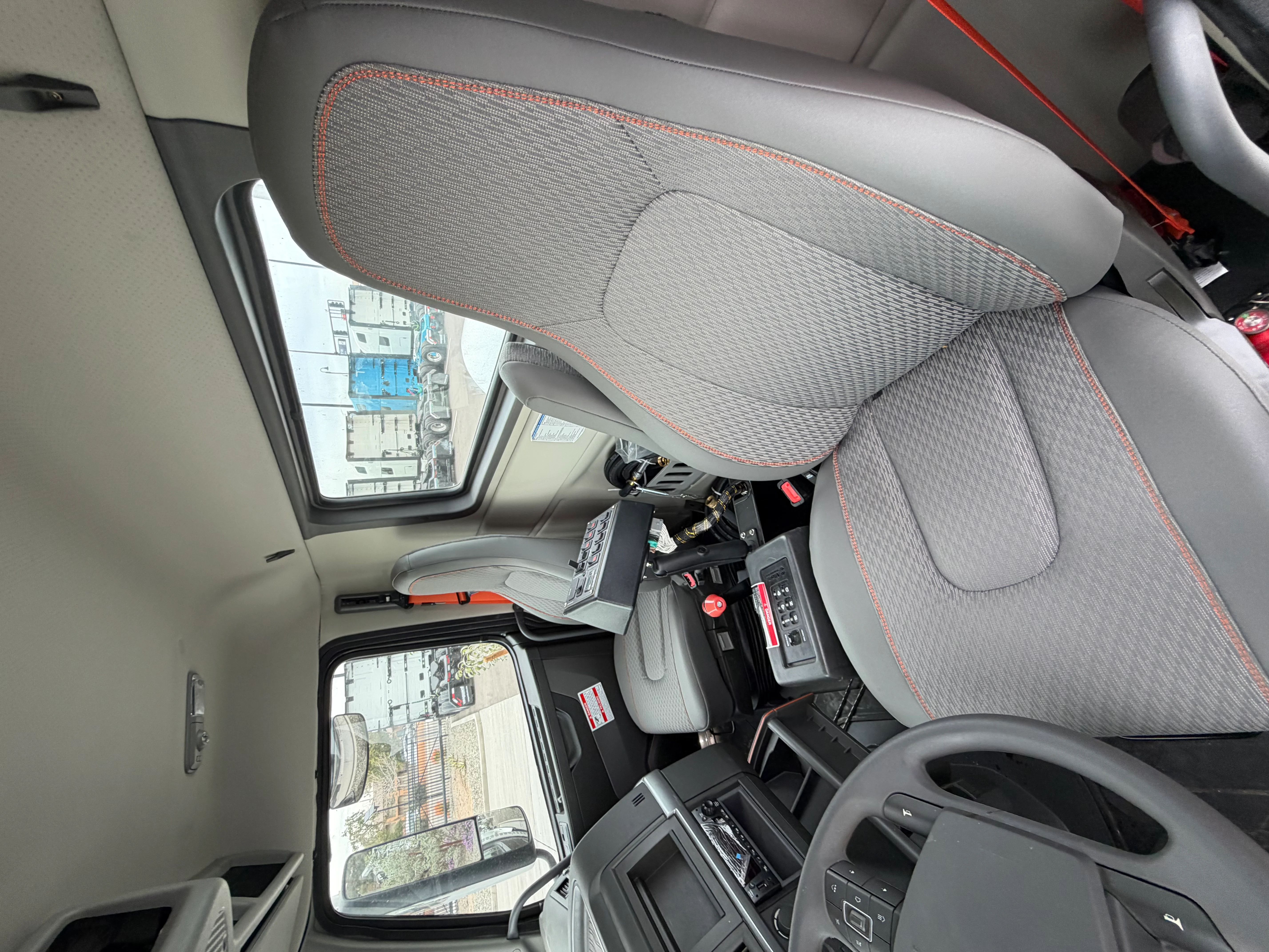 2025 Volvo VHD 300 in Tolleson, AZ — photo 9