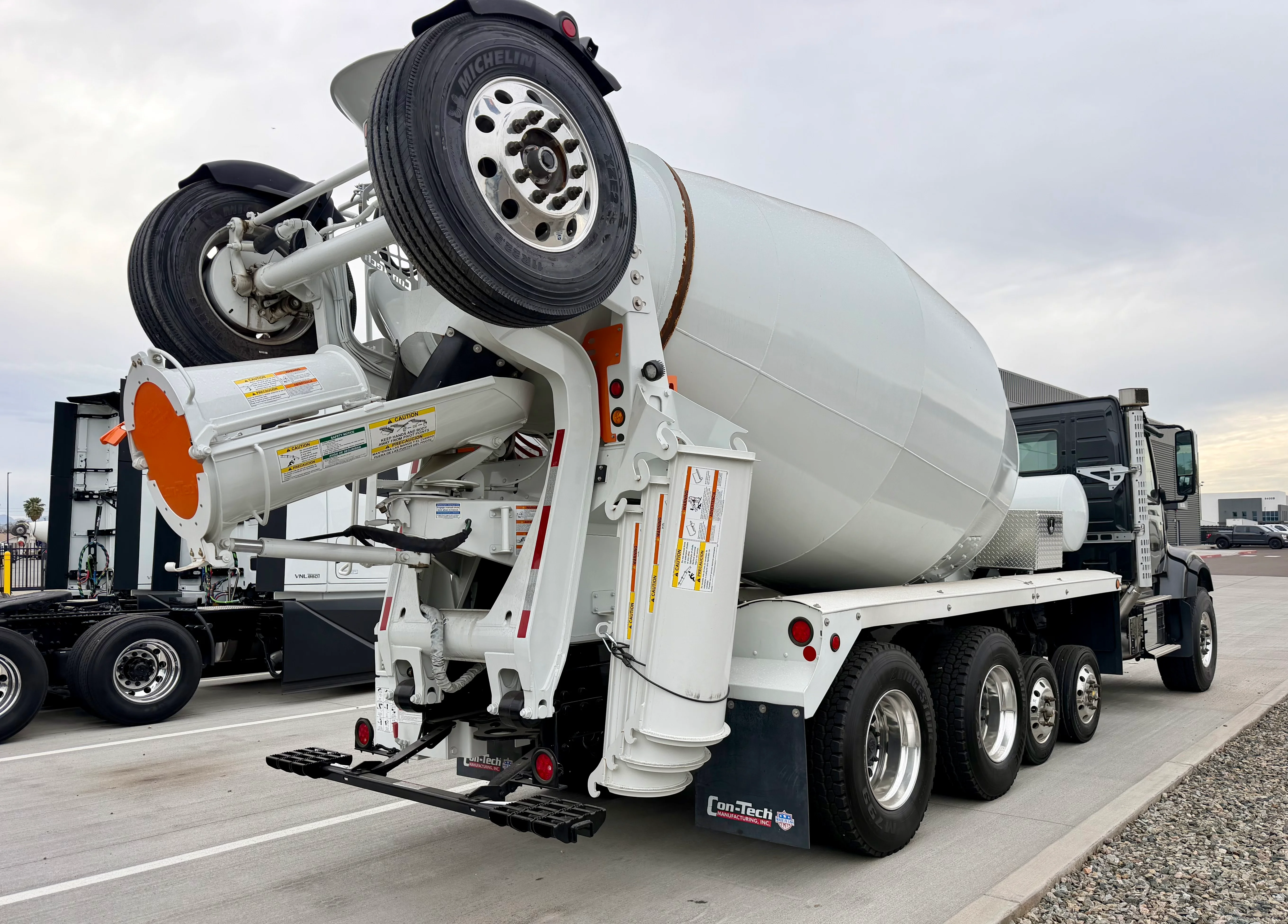 2025 Volvo VHD 300 in Phoenix, AZ — photo 4