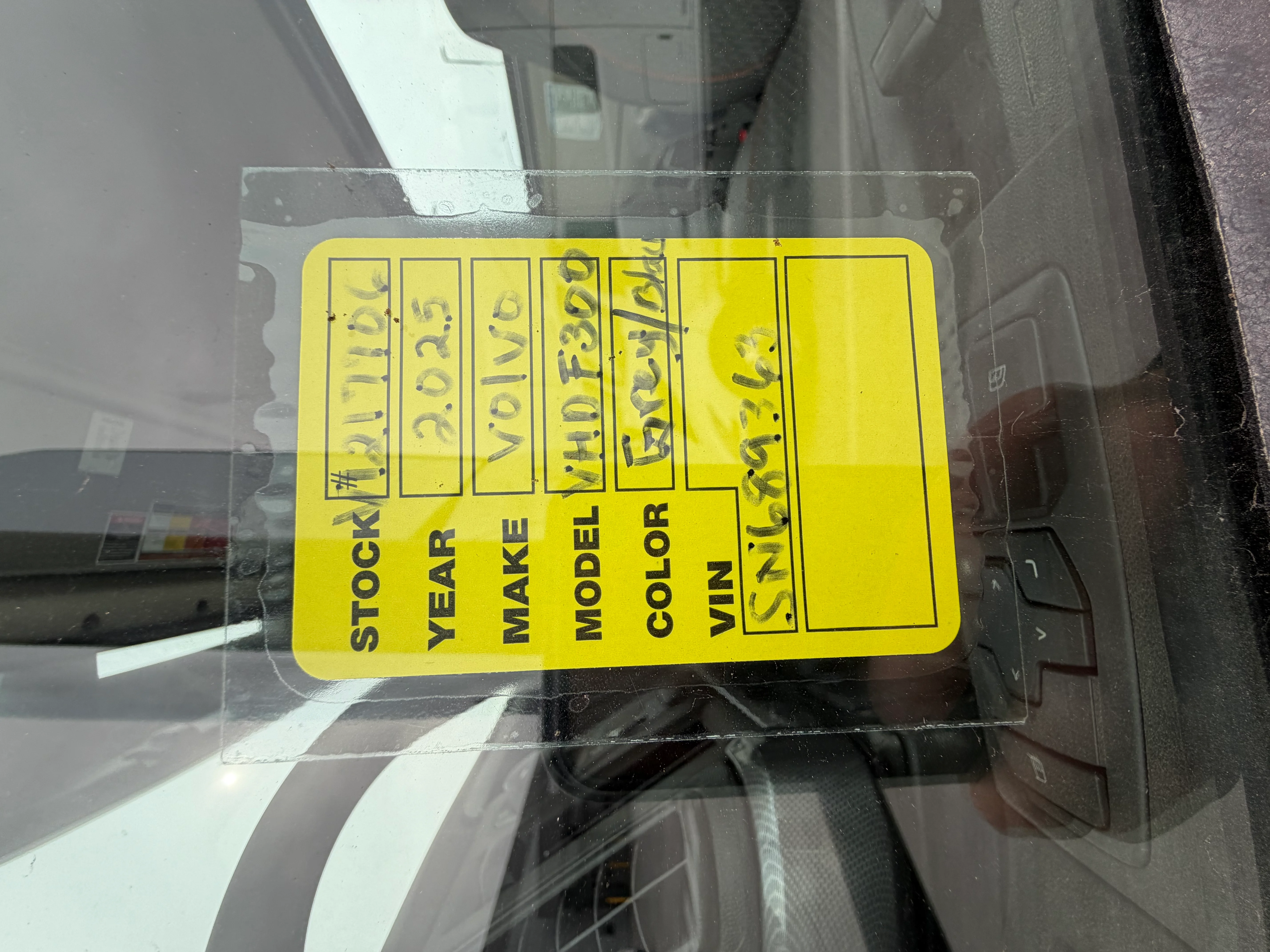 2025 Volvo VHD 300 in Tolleson, AZ — photo 13
