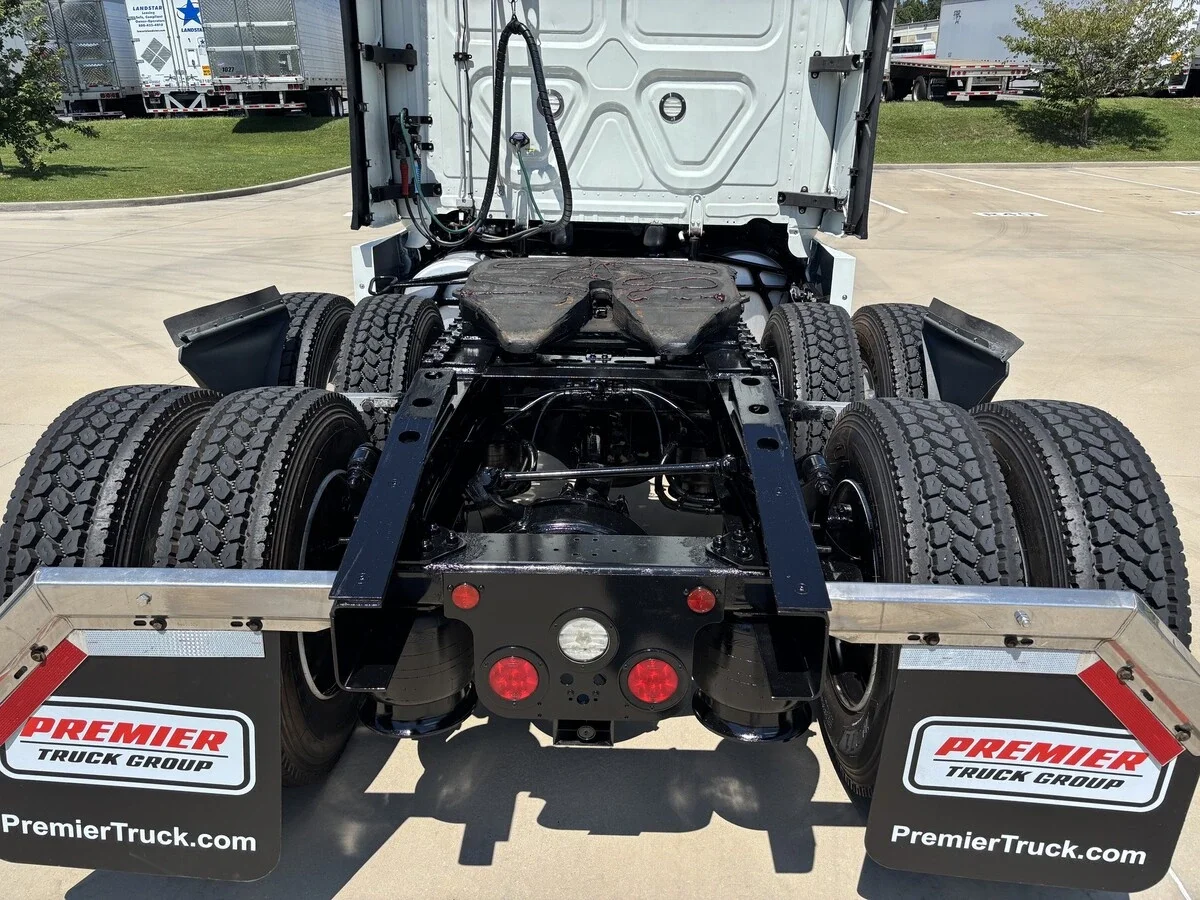 2022 Freightliner Cascadia — photo 13