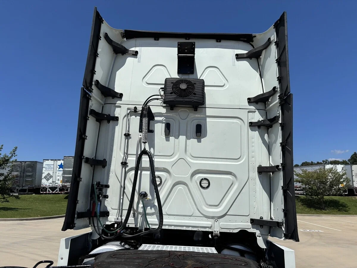2022 Freightliner Cascadia — photo 15