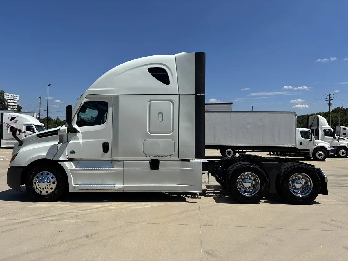 2022 Freightliner Cascadia — photo 20