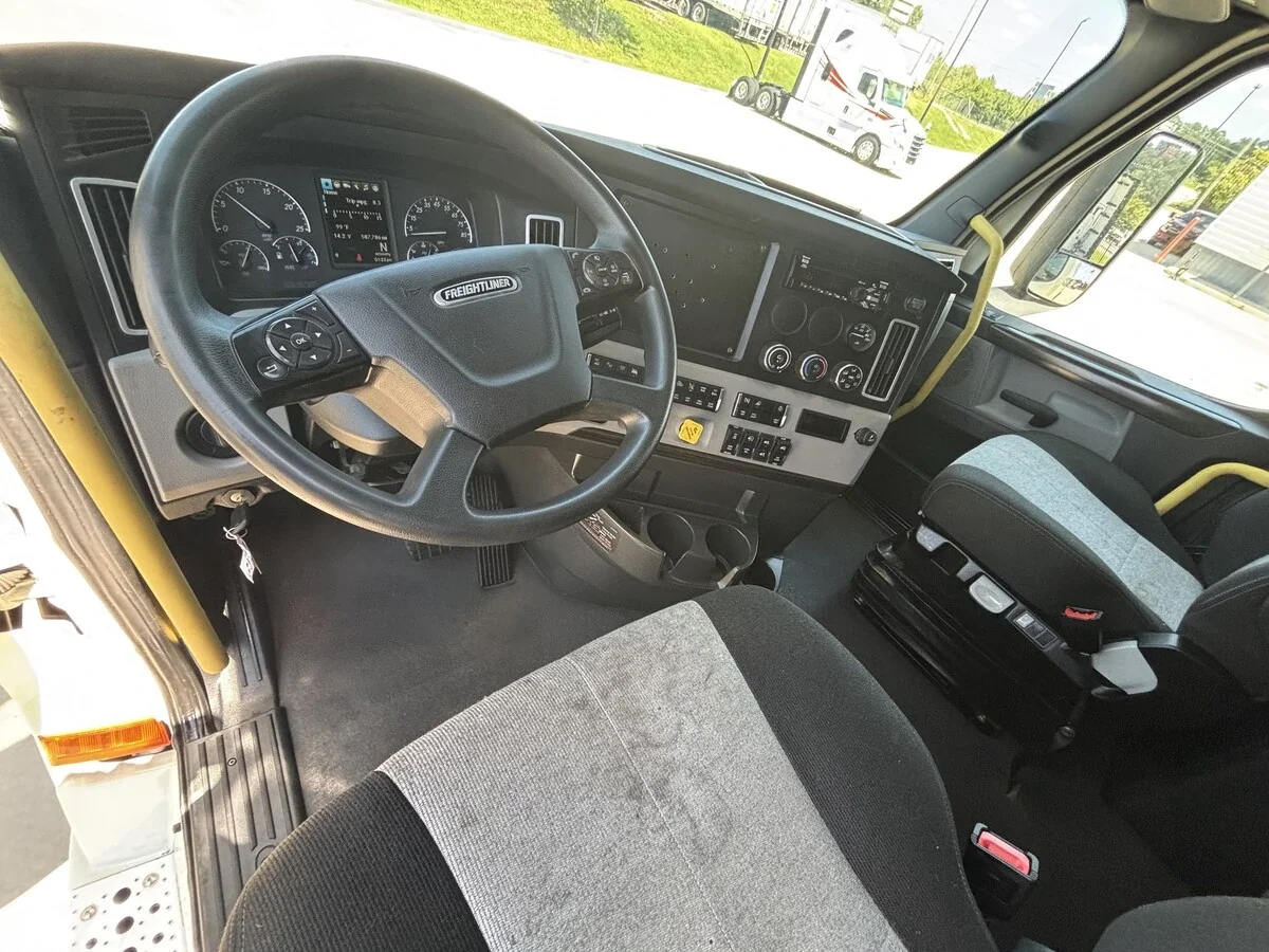 2022 Freightliner Cascadia — photo 26