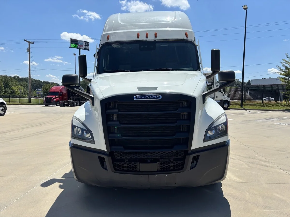 2022 Freightliner Cascadia — photo 2