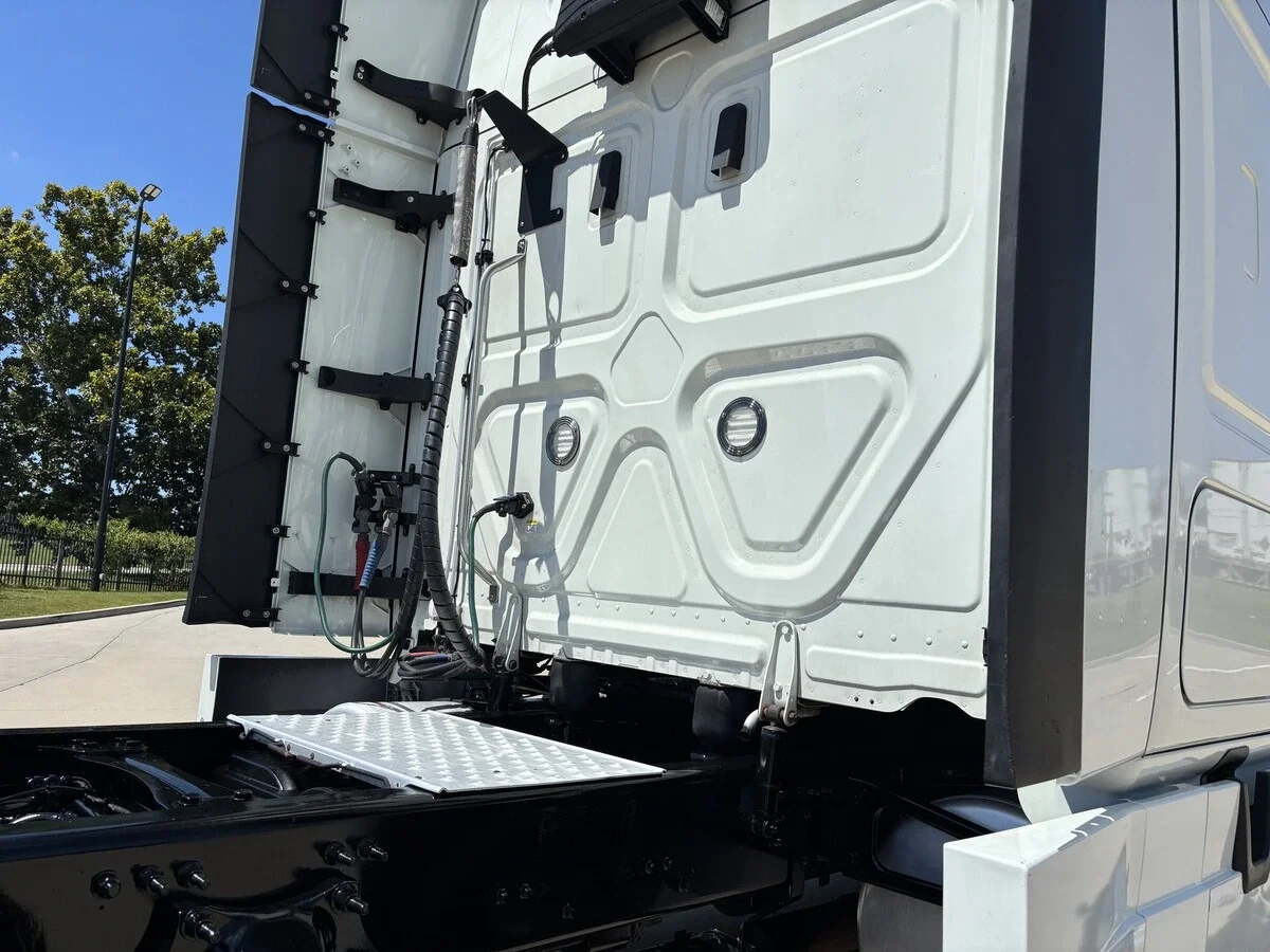 2022 Freightliner Cascadia — photo 8