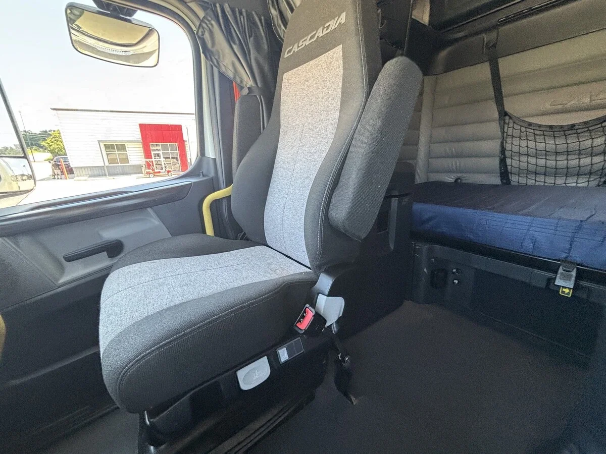 2022 Freightliner Cascadia — photo 36