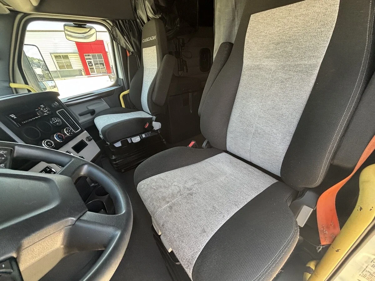 2022 Freightliner Cascadia — photo 27