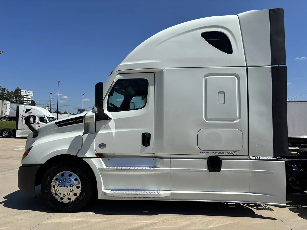 2022 Freightliner Cascadia — photo 21