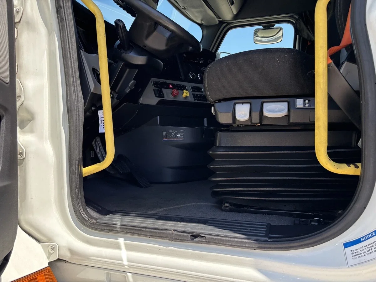 2022 Freightliner Cascadia — photo 25
