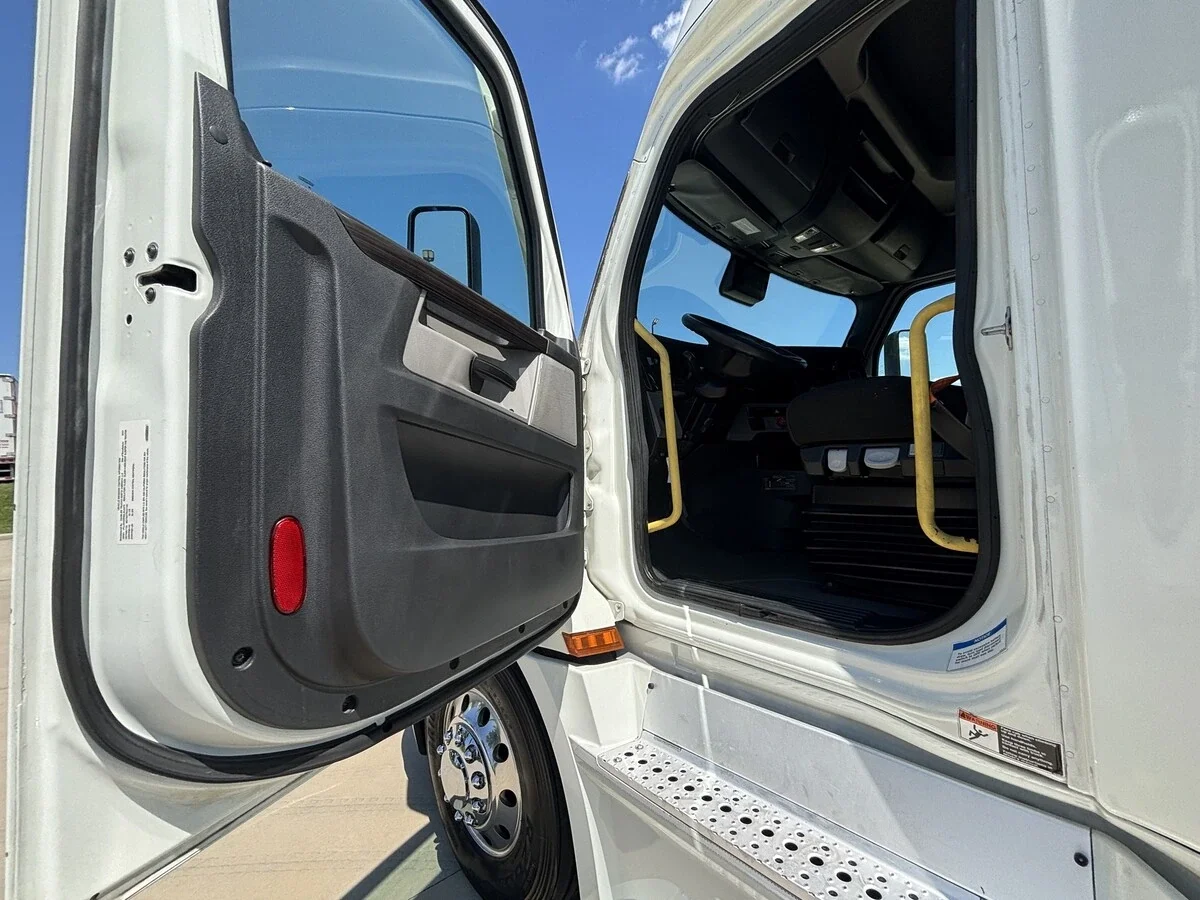 2022 Freightliner Cascadia — photo 24