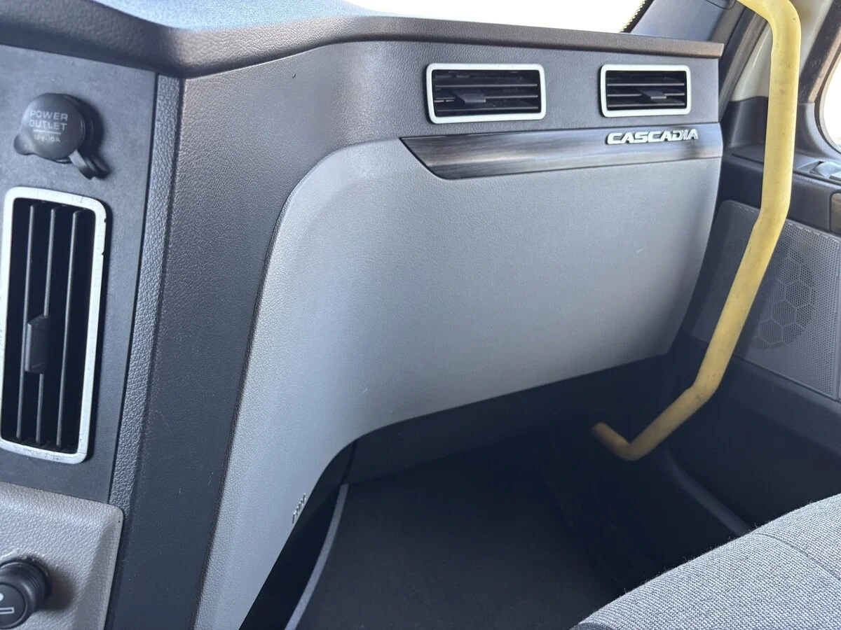2022 Freightliner Cascadia — photo 35