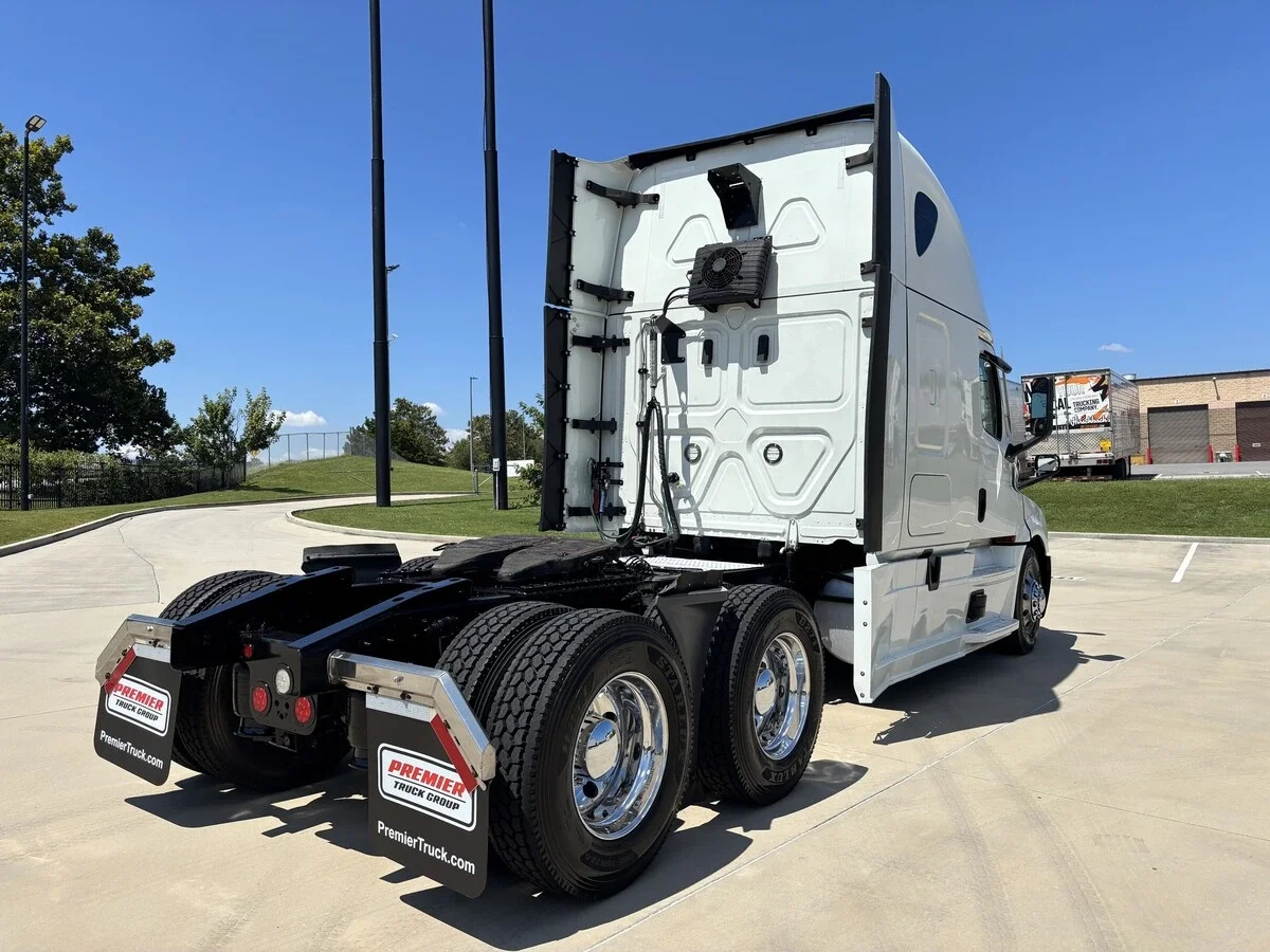 2022 Freightliner Cascadia — photo 11