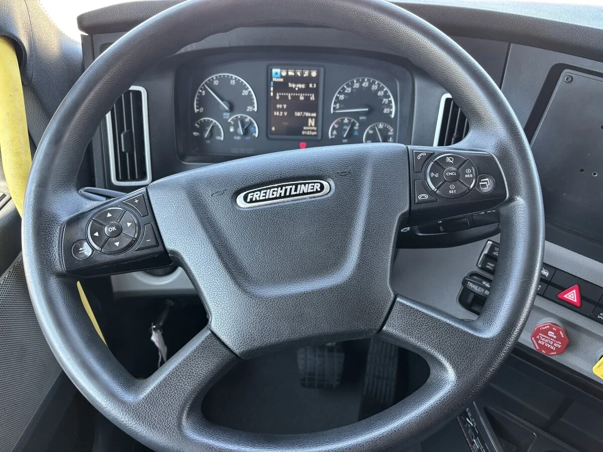 2022 Freightliner Cascadia — photo 29