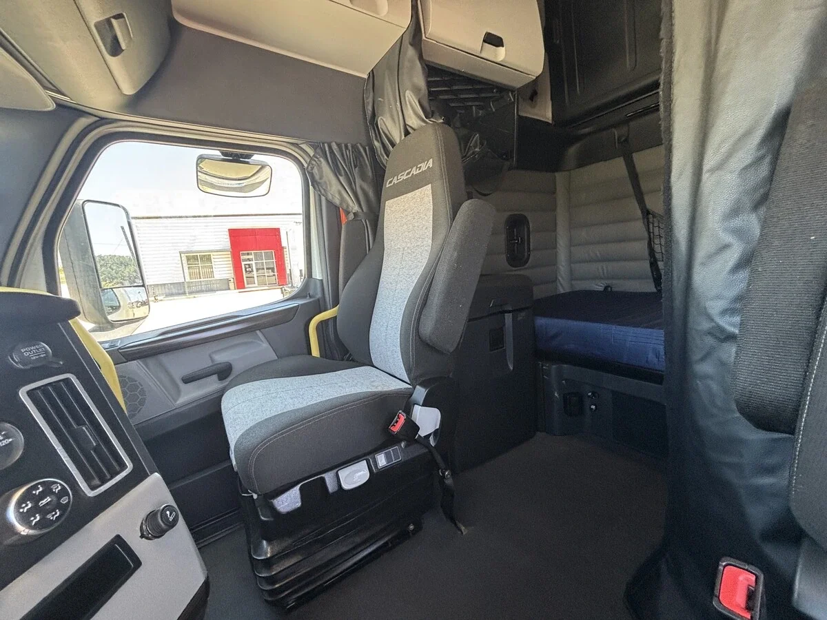 2022 Freightliner Cascadia — photo 28