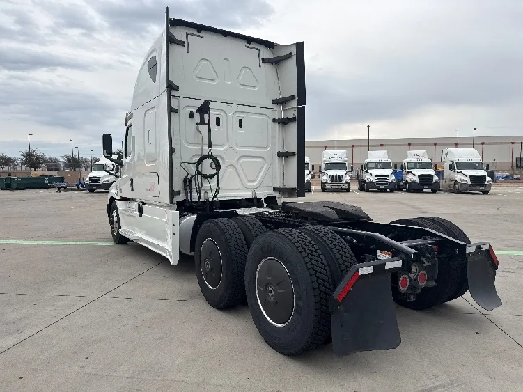 2020 Freightliner Cascadia - image 5