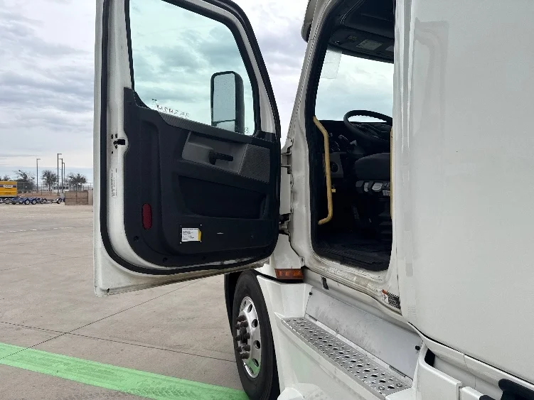 2020 Freightliner Cascadia - image 9