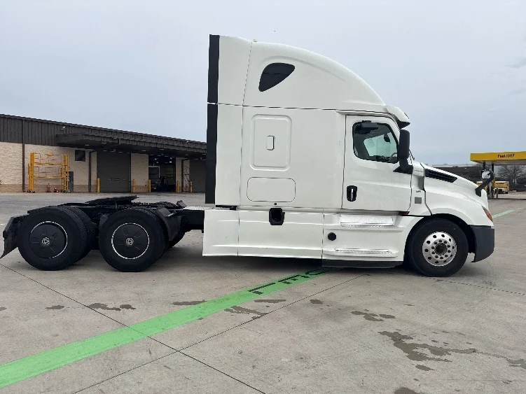 2020 Freightliner Cascadia - image 8