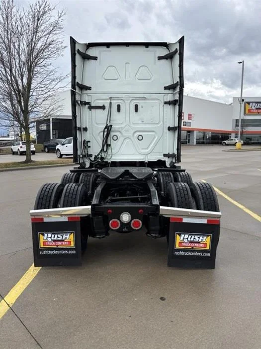 2023 Freightliner Cascadia - image 7