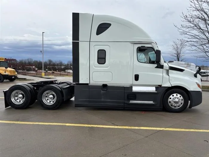 2023 Freightliner Cascadia - image 9