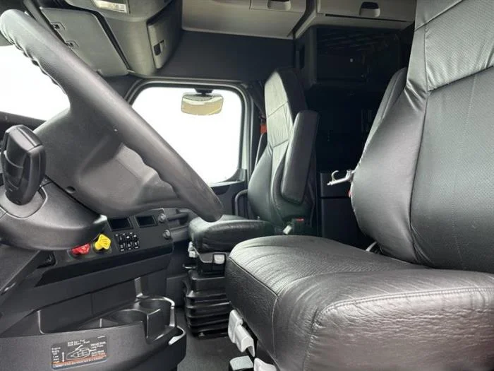 2023 Freightliner Cascadia - image 21