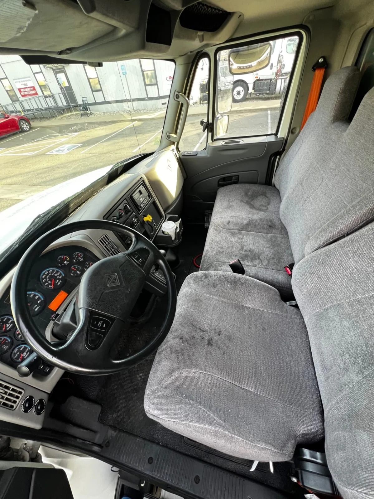 2017 International 4300 - image 8