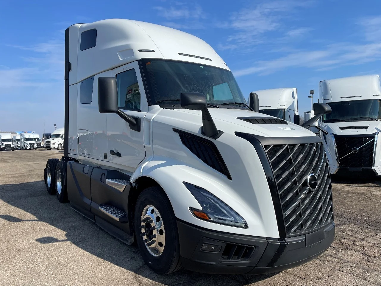 2026 Volvo VNL 660 in Byron Center, MI — photo 2