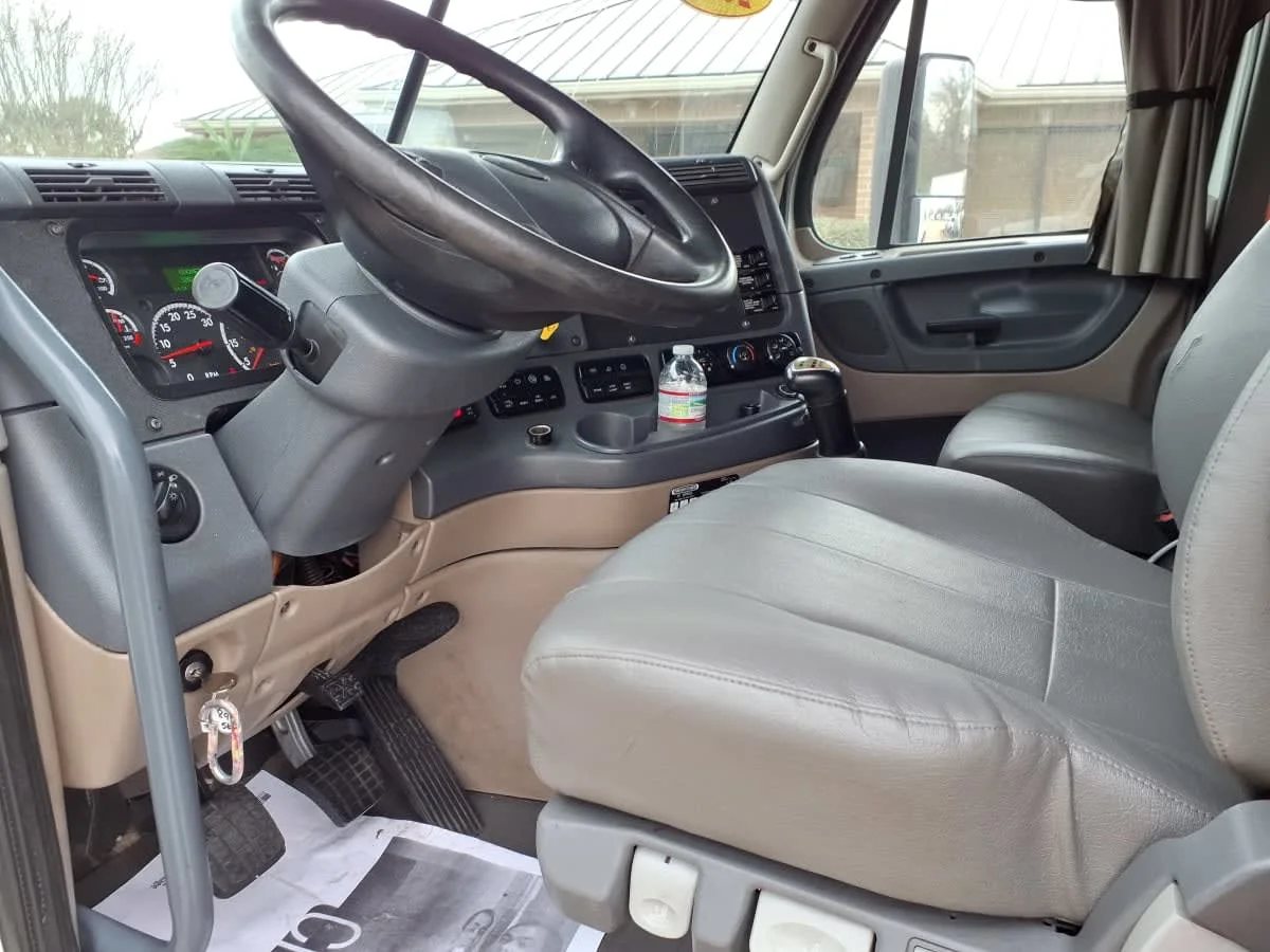 2020 Freightliner Cascadia - image 7