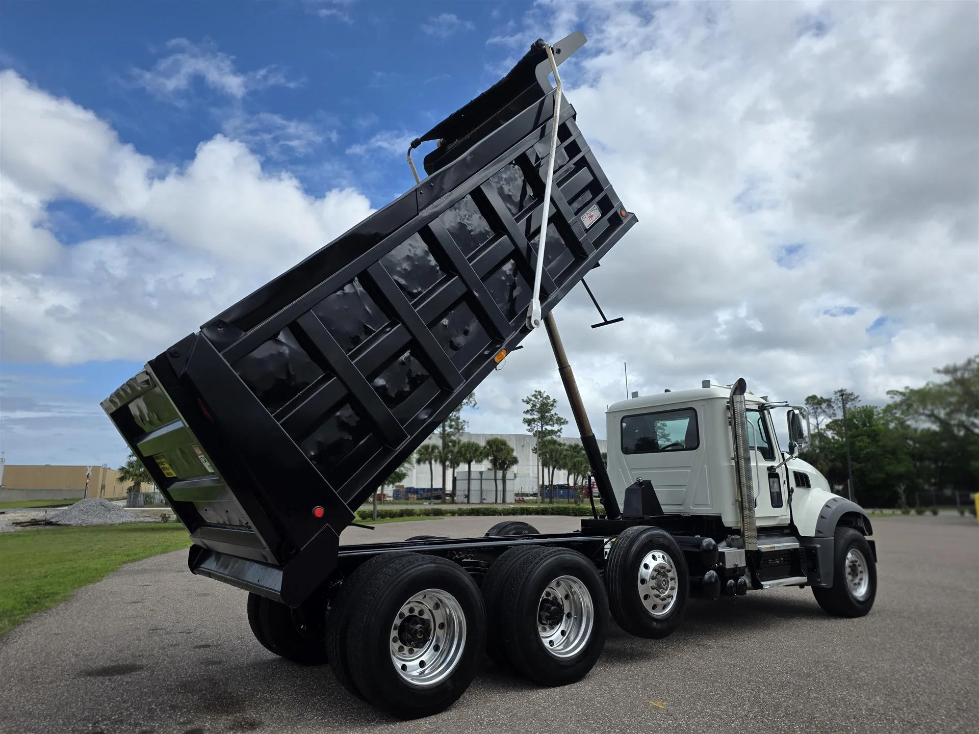 2020 Mack Granite - image 8