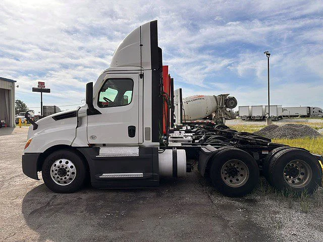 2021 Freightliner Cascadia in London, OH — photo 7