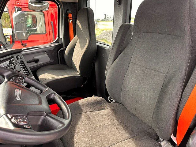 2021 Freightliner Cascadia in London, OH — photo 9