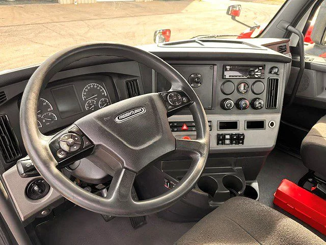 2021 Freightliner Cascadia in London, OH — photo 10
