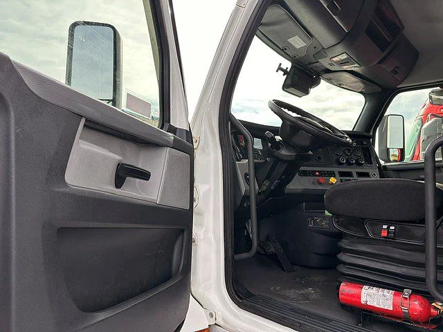 2021 Freightliner Cascadia in London, OH — photo 8