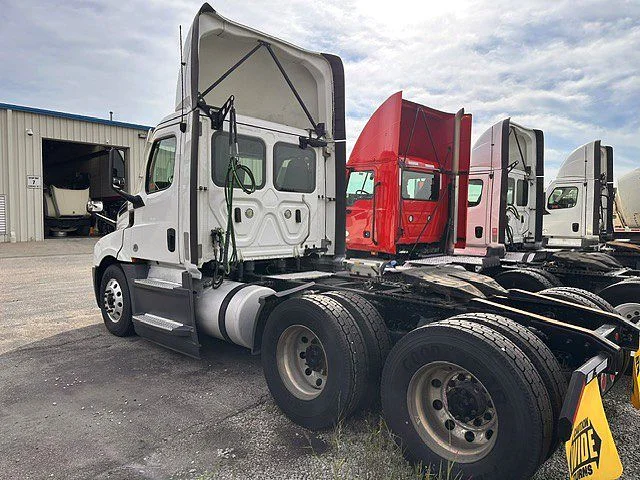 2021 Freightliner Cascadia in London, OH — photo 6
