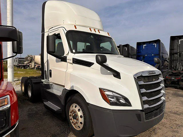 2021 Freightliner Cascadia in London, OH — photo 3