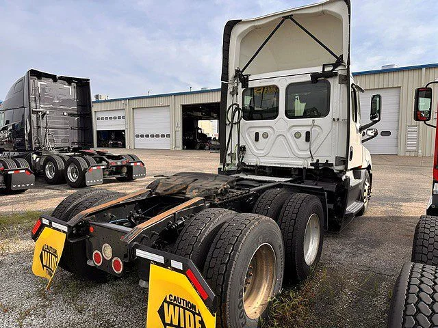 2021 Freightliner Cascadia in London, OH — photo 4