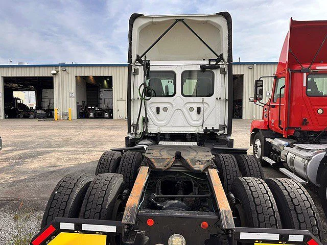 2021 Freightliner Cascadia in London, OH — photo 5