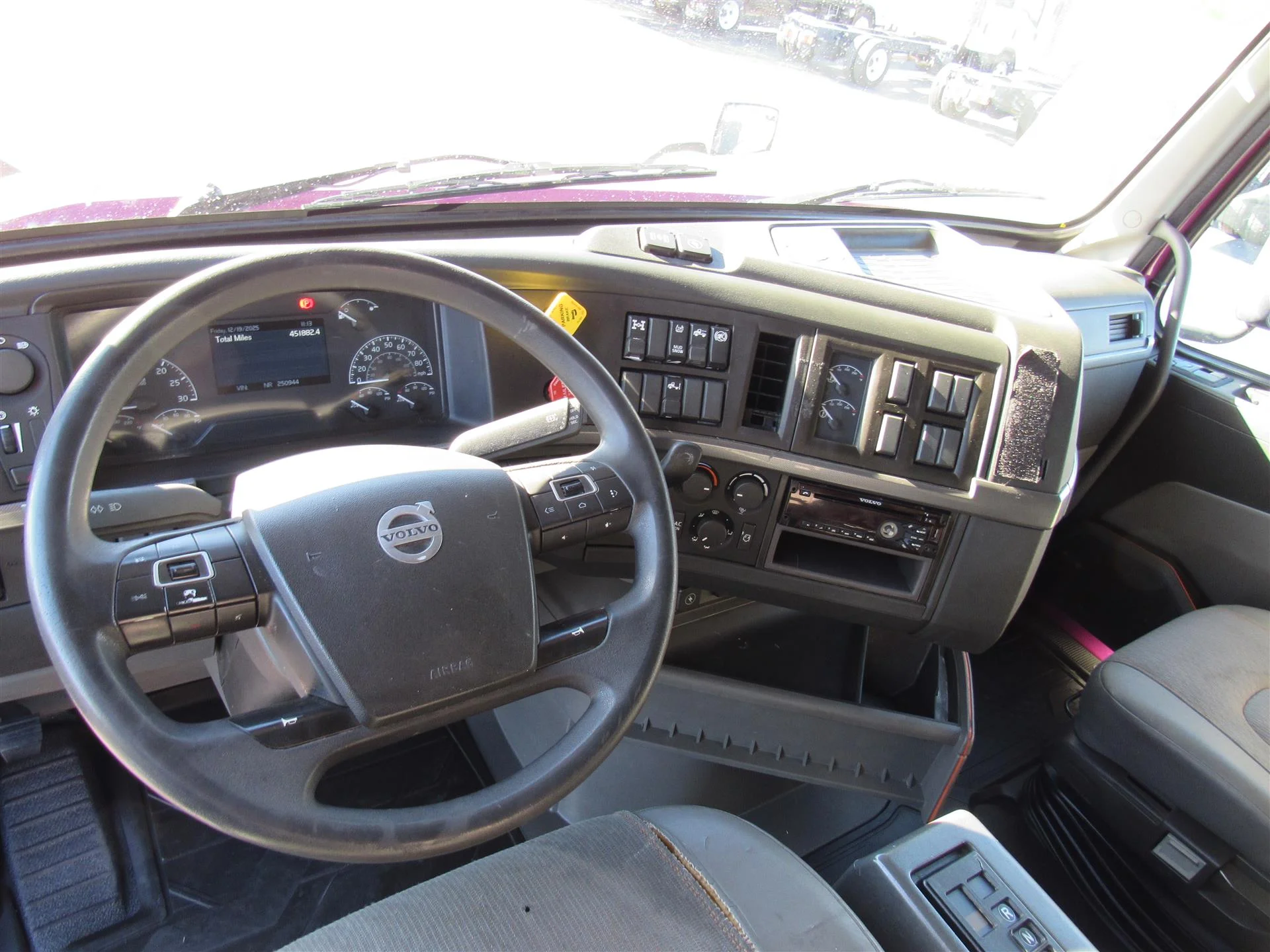 2020 Volvo VNL 860 - image 12