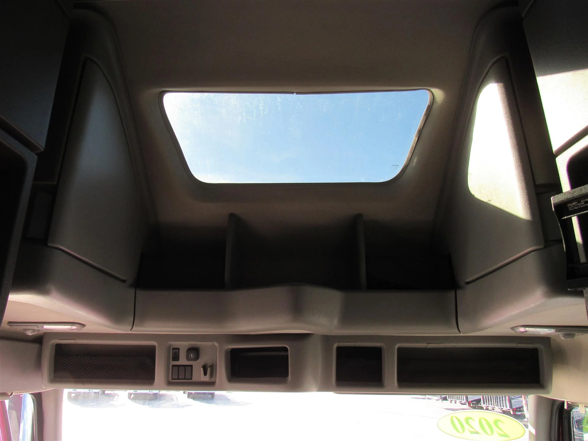 2020 Volvo VNL 860 - image 11