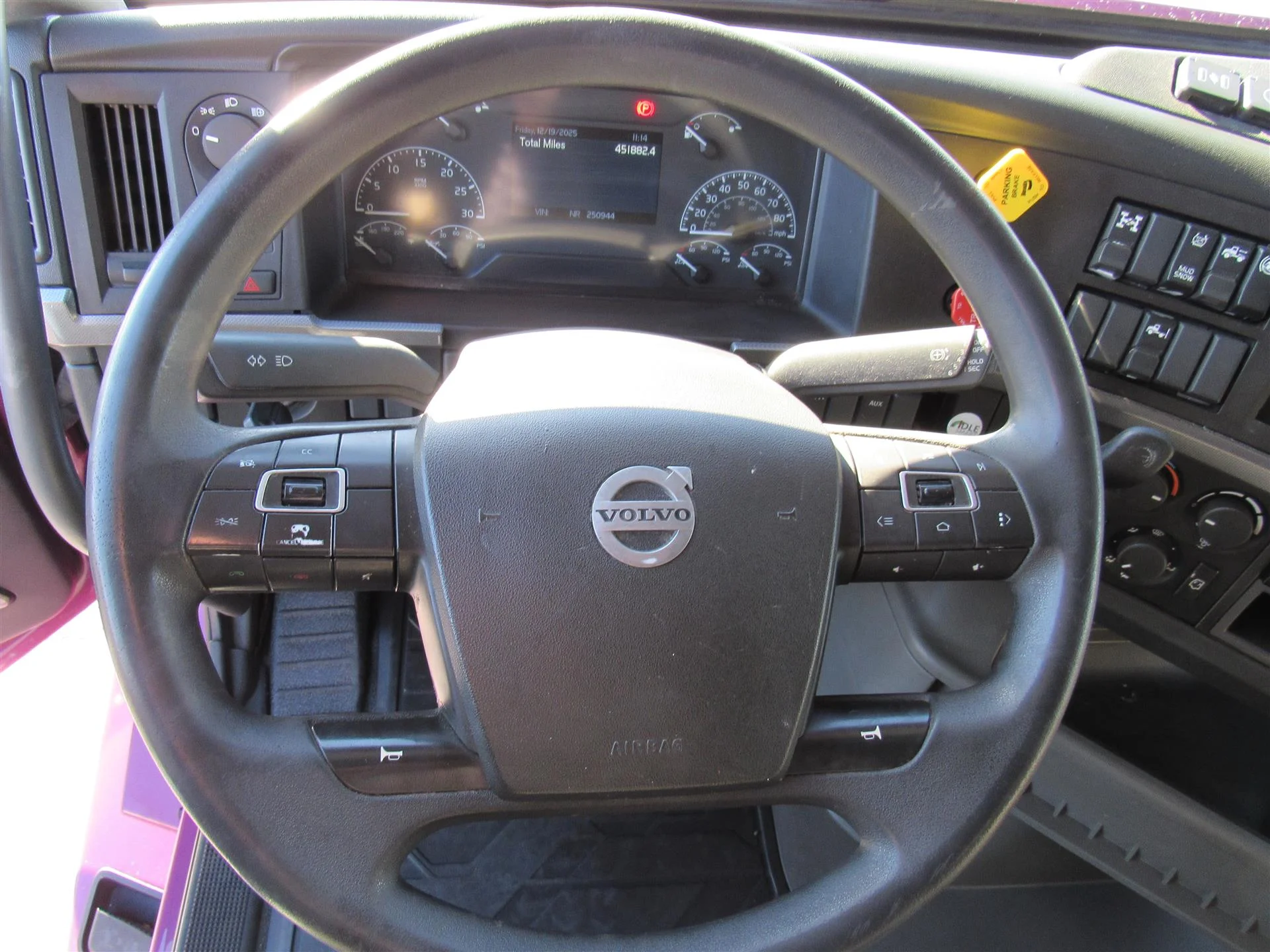 2020 Volvo VNL 860 - image 13