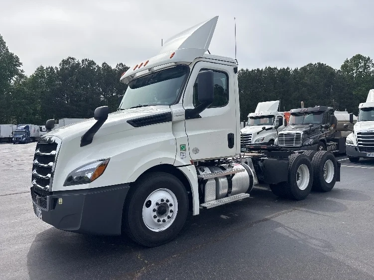 2020 Freightliner Cascadia in Forest Park, GA — photo 3