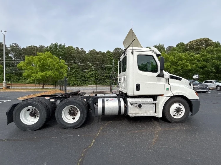 2020 Freightliner Cascadia in Forest Park, GA — photo 8