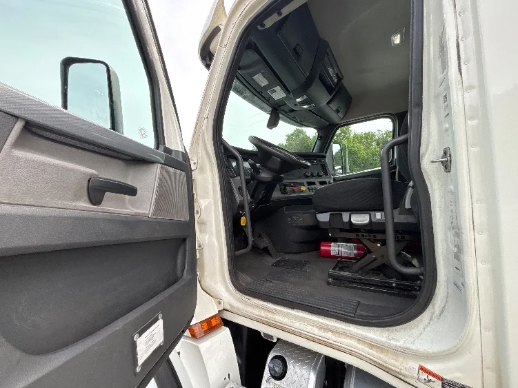 2020 Freightliner Cascadia in Forest Park, GA — photo 9