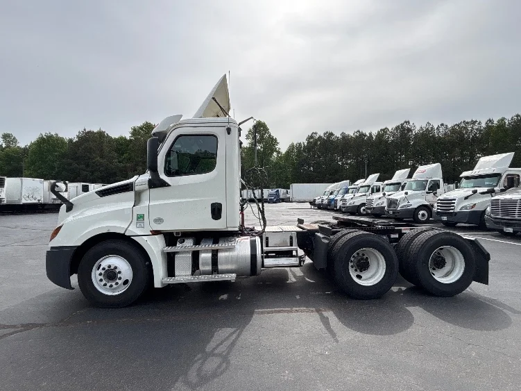 2020 Freightliner Cascadia in Forest Park, GA — photo 4