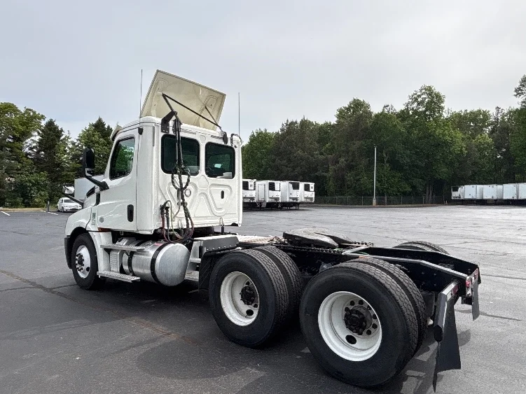 2020 Freightliner Cascadia in Forest Park, GA — photo 5