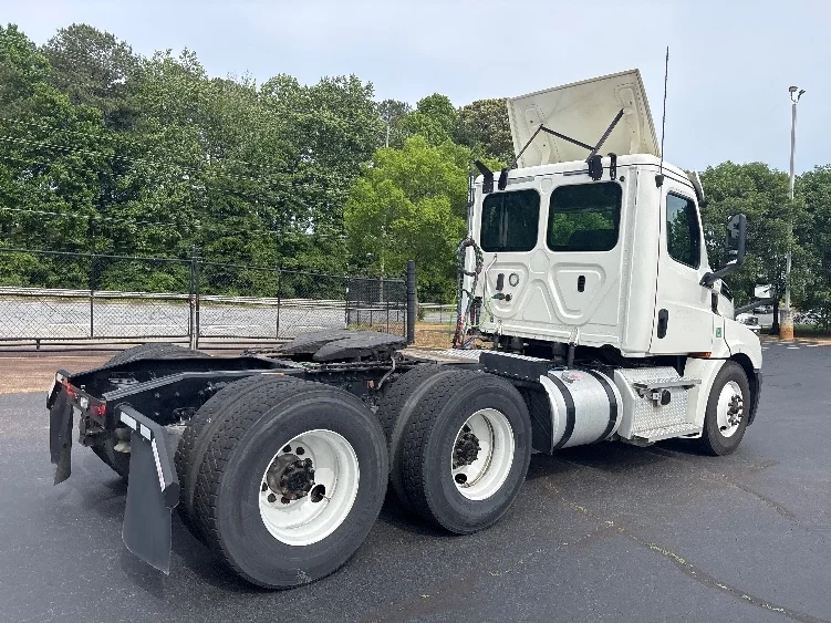 2020 Freightliner Cascadia in Forest Park, GA — photo 7