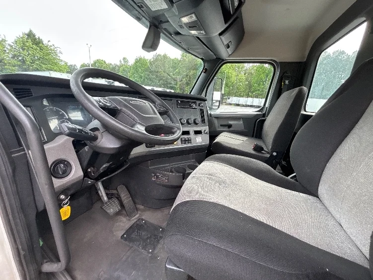 2020 Freightliner Cascadia in Forest Park, GA — photo 10